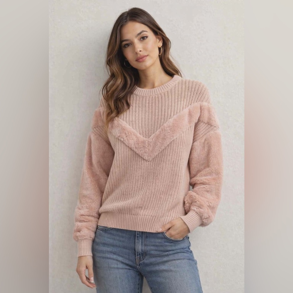 Guess oversized Blush Pink Chevron cozy  Knit Sweater with subtle shine Faux fur